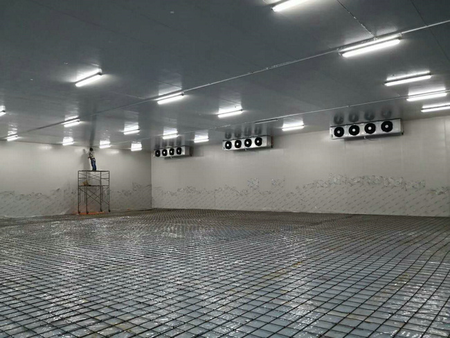 北京冷庫安裝制冷設備的要求 北京冷庫主要用于冷凍食品和冷藏。房間內靠人工冷卻來保持低溫。在冰箱里，地板和屋頂都用厚絕緣材料覆蓋，以減少外部熱量傳遞。冷庫外壁一般為白